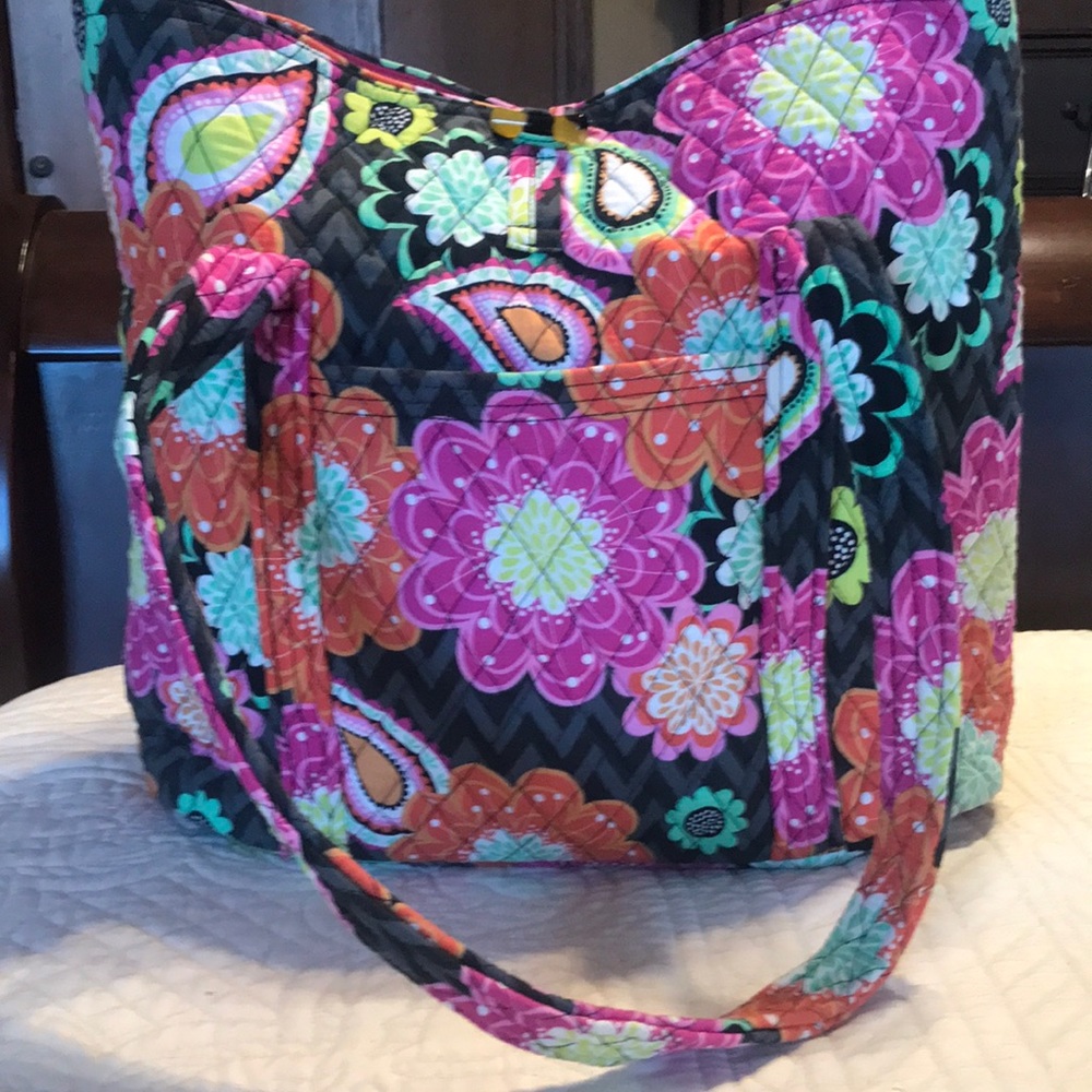 Vera Bradley tote bag. Two exterior pockets 6 interior pockets. Toggle closure.
